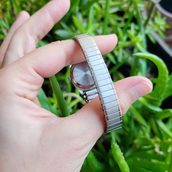 Vintage Classic Silver Quartz Stretch Watch - Picture 6 of 6